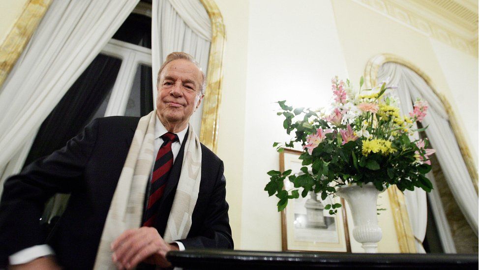 Italian film director Franco Zeffirelli poses at the British Embassy in Rome before receiving the medal of knighthood from the British ambassador to Italy, 24 November 2004.
