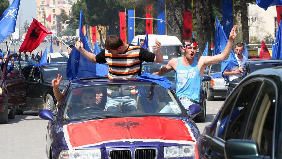Los albaneses celebran su ingreso en la OTAN en 2009
