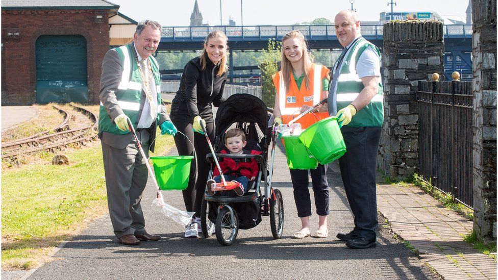 Mayor of Derry City and Strabane District, Councillor Maolíosa McHugh, local mother Seánna Gillespie and her son Shéa, Keep NI Beautiful’s Jodie McAneaney and Council’s Head of Environment Conor Canning pictured on Foyle Valley Greenway