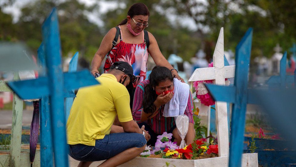 Люди посещают кладбище в Манаусе, штат Амазонас, Бразилия, 9 мая