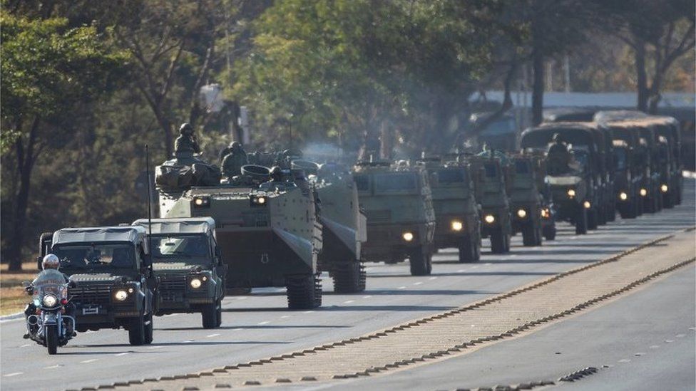 Военный конвой у главного входа на Эспланада-дос-Министериос в городе Бразилиа, Бразилия, 10 августа 2021 г.