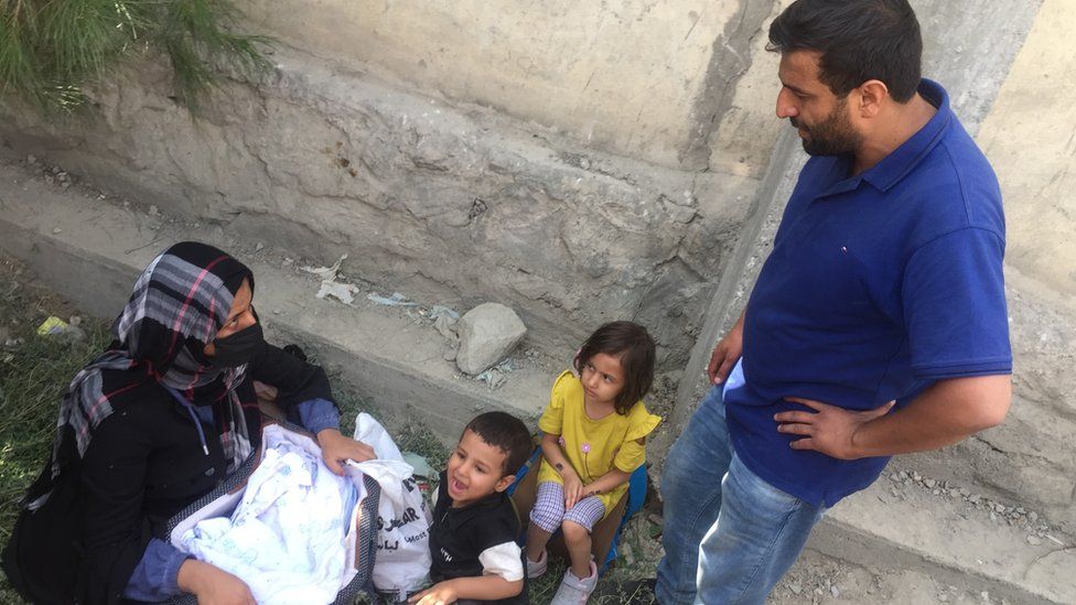 Халид, бывший переводчик британской армии, ждет снаружи со своей семьей