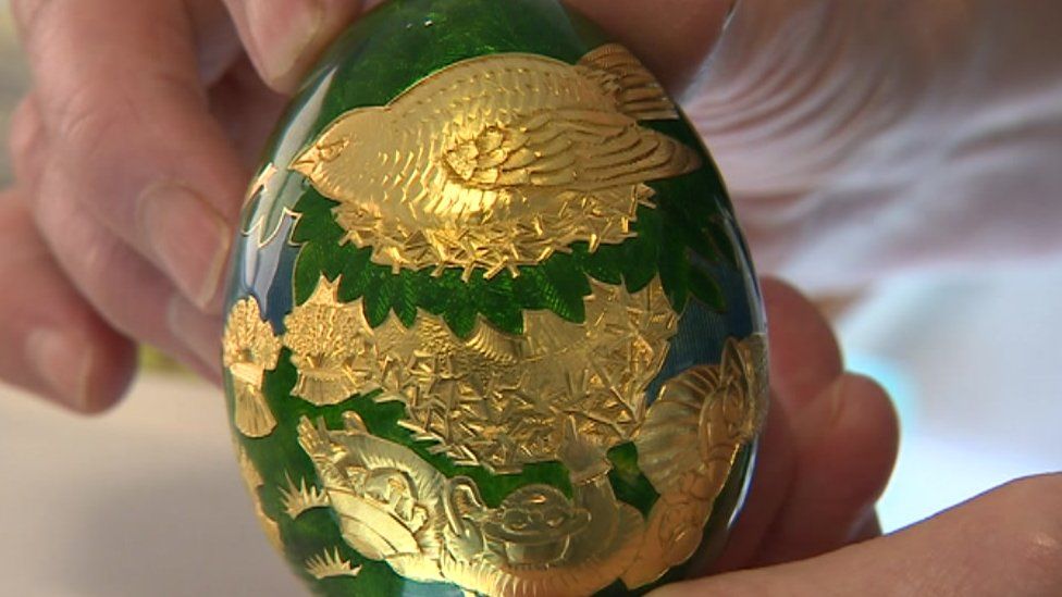 Cadbury's gold egg sells for £6,500 at auction - BBC News
