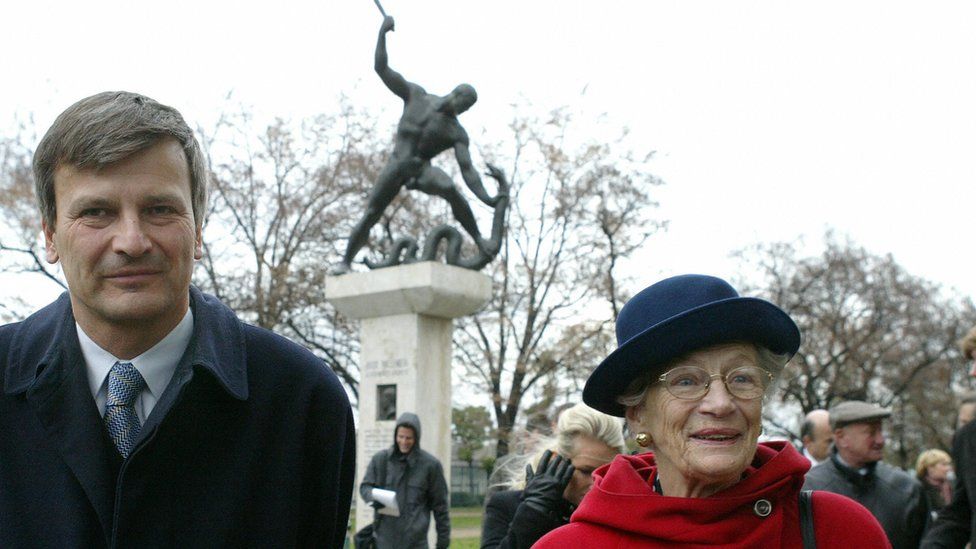 Nina Lagergren walks with Lord-Mayor of Budapest Gabor Demszky near Wallenberg memorial in Budapest, Nov 2003