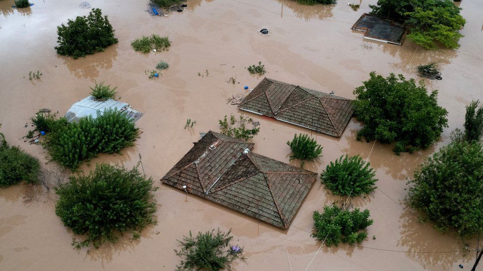 На фотографии, сделанной с помощью дрона, видна затопленная территория с несколькими затопленными домами
