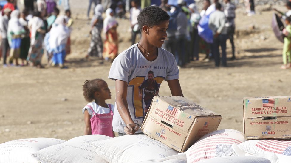 Люди тиграи получают продовольственную помощь в городе Мекелле, Эфиопия - 2021