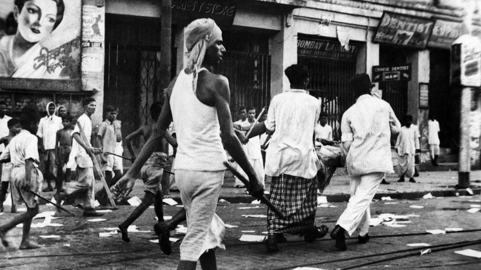 Молодой человек с оружием на улицах Калькутты (Калькутты) во время убийства в Калькутте в 1946 году, когда погибло около 2000 человек.