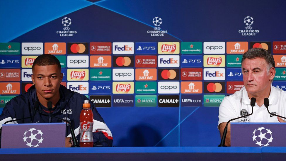 Mbappe (L) and Paris Saint Germain's head coach Christophe Galtier (R) attend a press conference