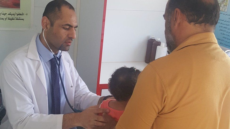 Dr Laith Al Rubaiy treats a child in the mobile unit