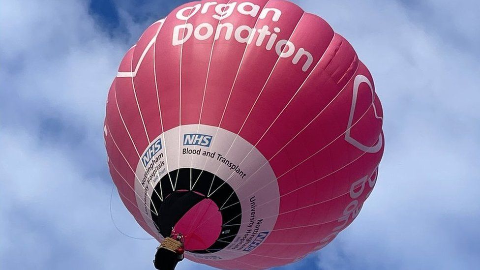 Nottingham hot air balloon launched in organ donation push - BBC News