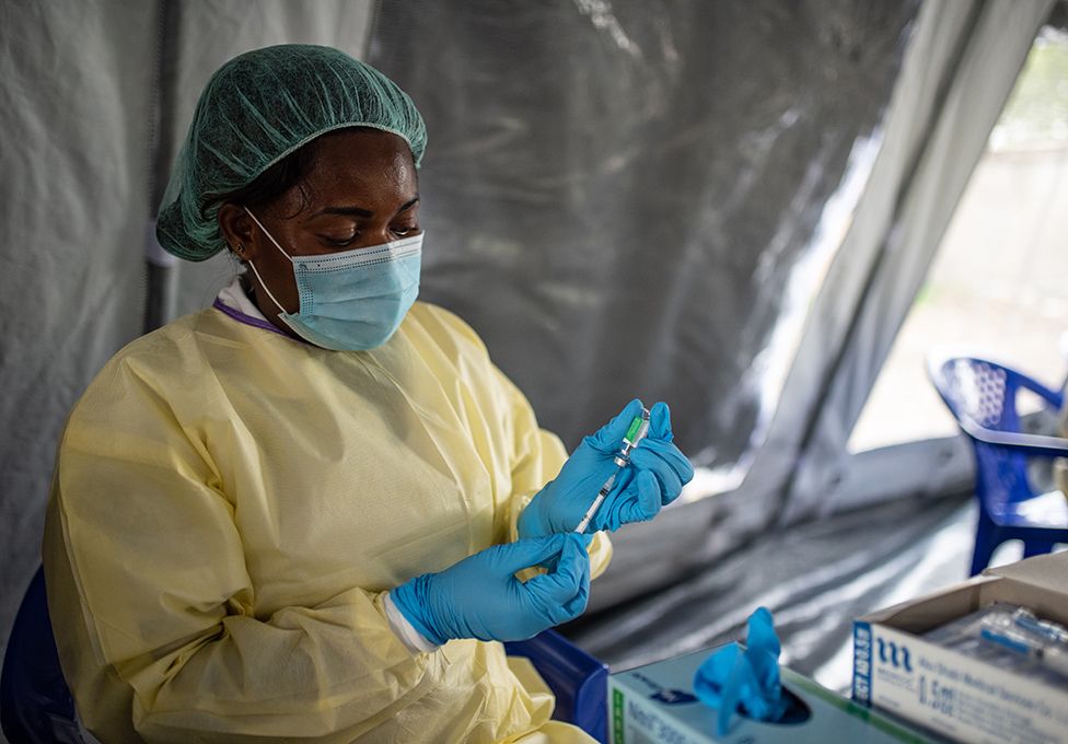 Nurse Jeanne Dusungu prepares the vaccine to protect people against Covid-19