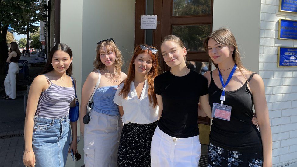 Anya, Tanya, Nastiia, Anna e Sophia fuori dall'Accademia Kyiv-Mohyla