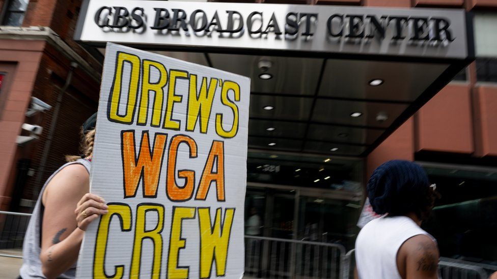 Бастующие писатели пикетируют возле студии CBS в Нью-Йорке в качестве зрителей участники приезжают на шоу Дрю Бэрримор