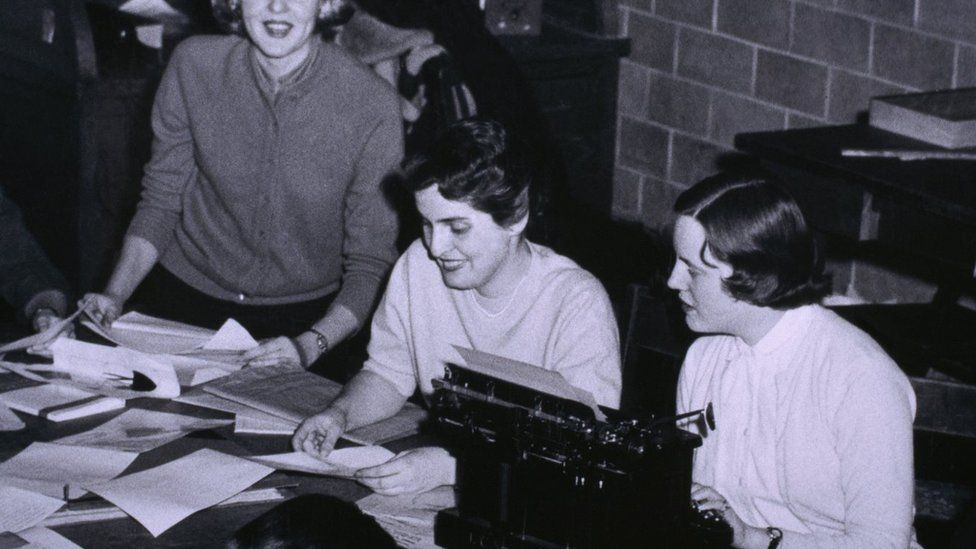 Мадлен Олбрайт с сотрудниками газеты в колледже Уэллсли в 1958 году