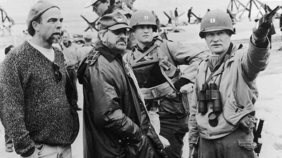 Regisseur Steven Spielberg und Schauspieler Tom Hanks am Set von Saving Private Ryan