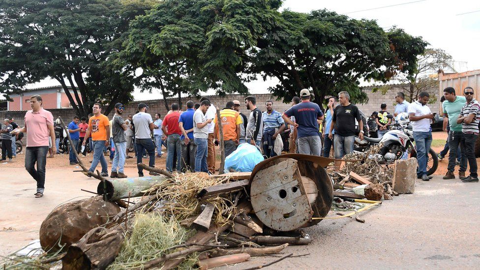 Truck drivers block the fuel distributor in Brasilia
