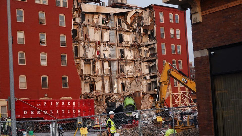 Iowa building collapse: Bodies of three men recovered - BBC News