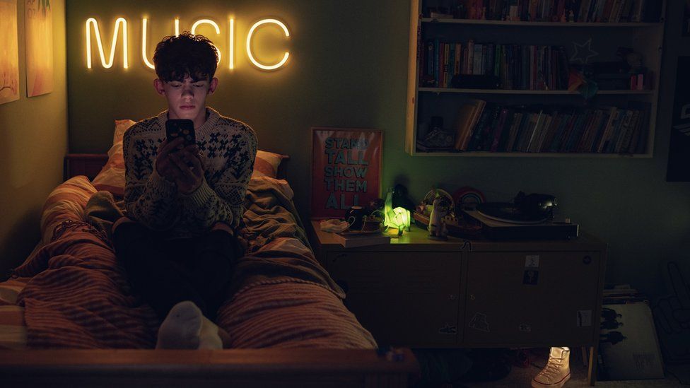 Heartstopper Teen Lgbtq Netflix Drama Pushing The Envelope Bbc News 