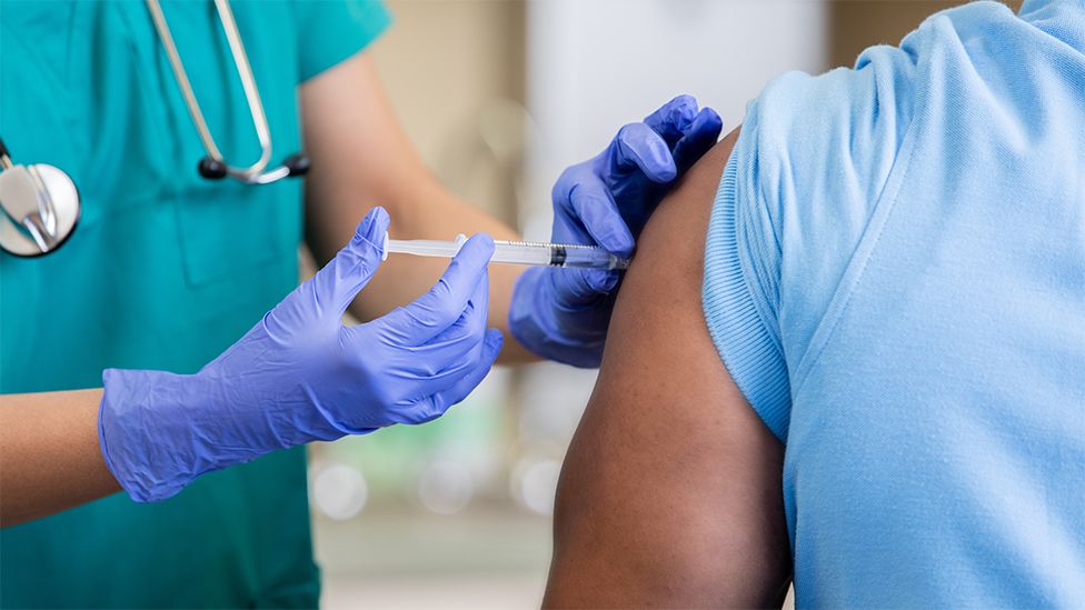 Темнокожий мужчина вакцинируется