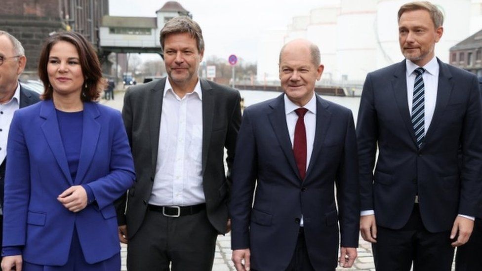 Greens party co-leaders Annalena Baerbock and Robert Habeck, Social Democratic Party (SPD) top candidate for chancellor Olaf Scholz and Free Democratic Party (FDP) leader Christian Lindner pose for a family photo