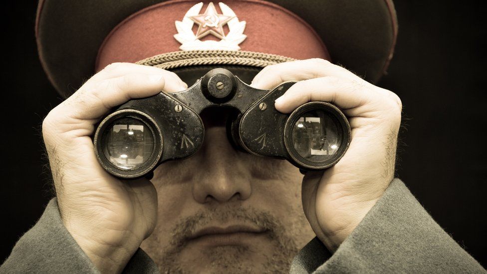 Qué es el "kompromat", la vieja táctica rusa para conseguir información comprometedora y chantajear