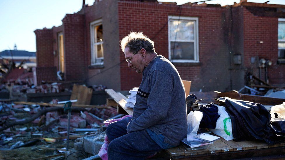 70-летний Рик Фоули сидит возле своего разрушенного дома в Мэйфилде, Кентукки.Фото: 12 декабря 2021 г.