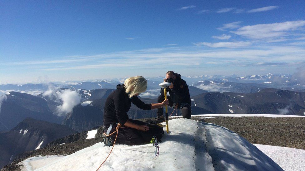 Gunhild Ninis Rosqvist taking measurements from Kebnekaise's top during the heatwave