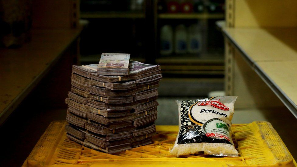 CARLOS GARCIA RAWLINS/REUTERS Un kilo de arroz junto a los 2.500.000 de bolívares que se pagan por él en algunos mercados de Caracas.