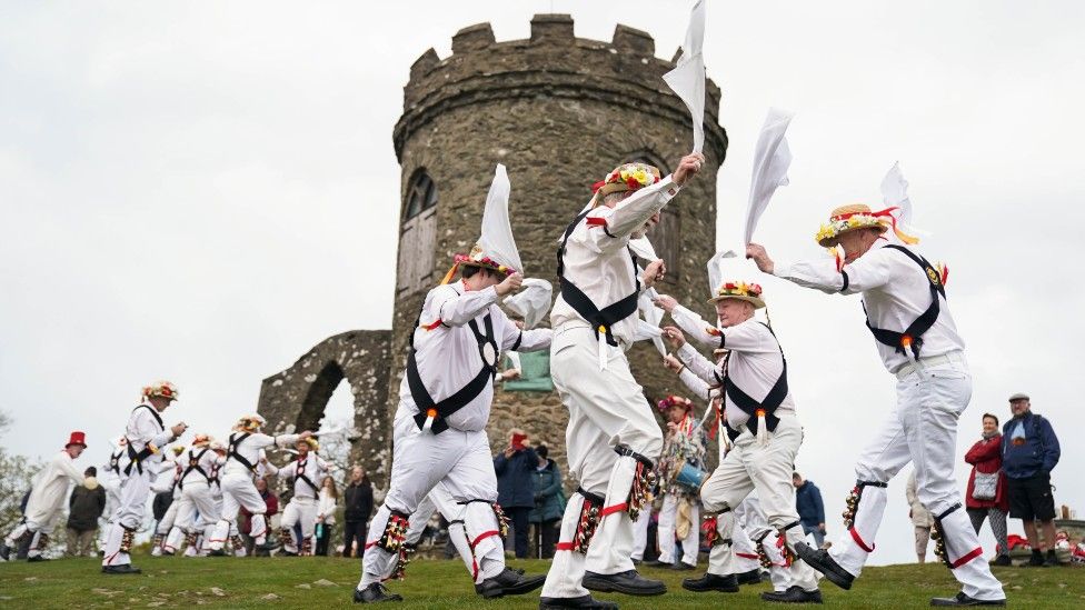 In pictures: Leicester Morris dancers perform to mark May Day - BBC News