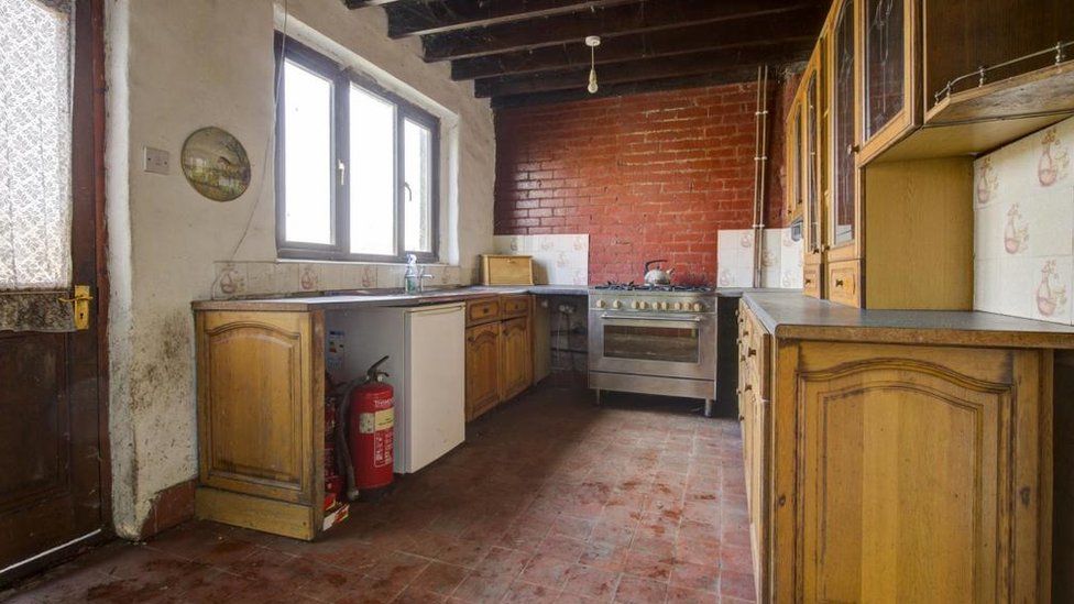 Remote Yorkshire Dales house sparks worldwide sale interest BBC News