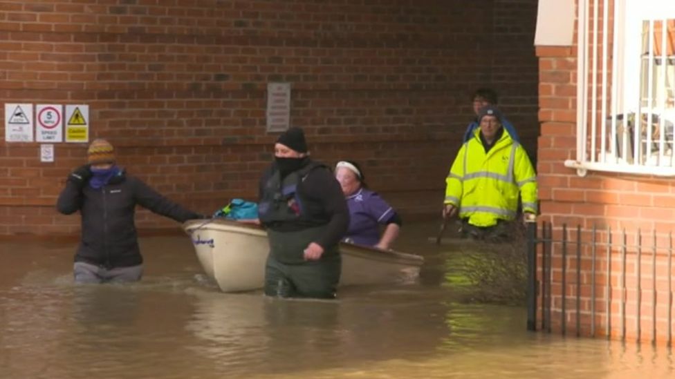 Hereford residents rescued by boat after more flooding - BBC News