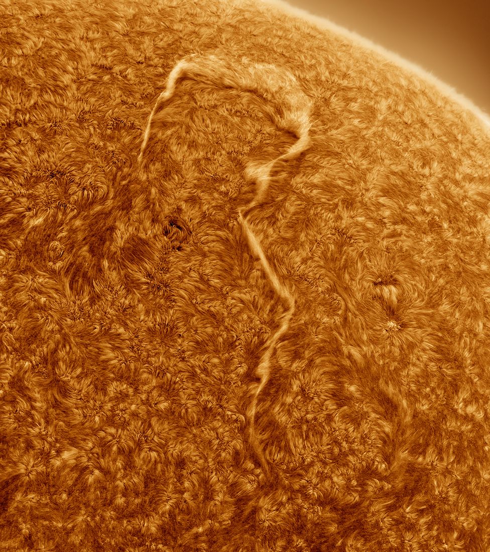 Фотография Солнца с огромной нитью в форме вопросительного знака