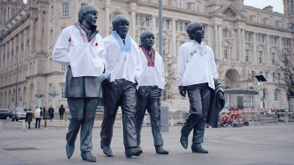 Eurovision 2023: Beatles statue clad in Ukrainian clothing - BBC News