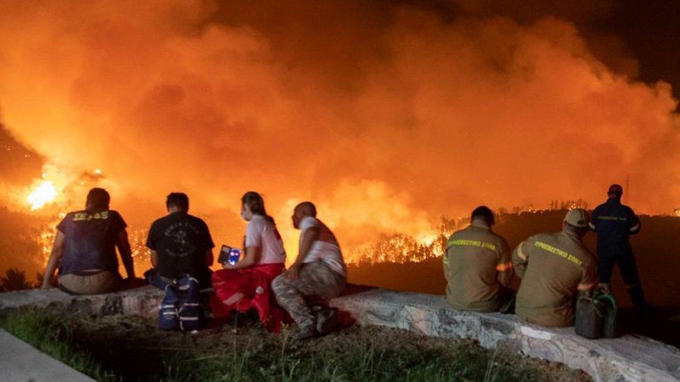 Жители Эвии наблюдают за лесными пожарами, 5 21 августа