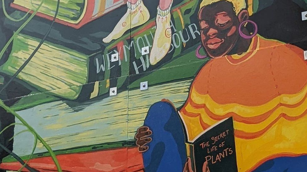 https://ichef.bbci.co.uk/news/976/cpsprodpb/A407/production/_126319914_library-mural-cropped-1.jpg