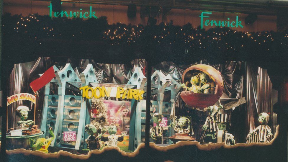 Through the shopping glass: The tradition of the Christmas window - BBC News