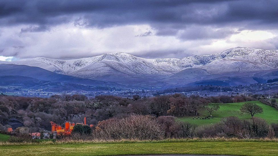 Oriel: Eira, rhew a thywydd oer - BBC Cymru Fyw
