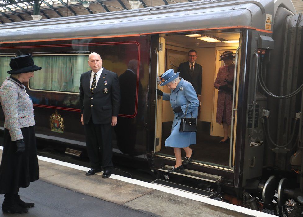 Queen welcomed to Hull during UK City of Culture visit - BBC News