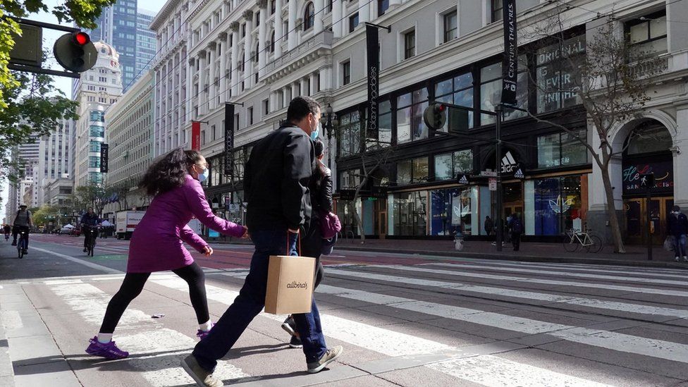 Покупатель несет сумку для покупок во время прогулки по торговому району Юнион-сквер 31 марта 2022 года в Сан-Франциско, Калифорния.