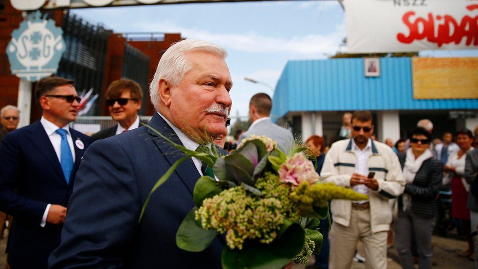 Lech Walesa walks with flowers during Solidarity's 34th anniversary in front of the gate to the historic shipyard in Gdansk, Poland (31 August 2014)