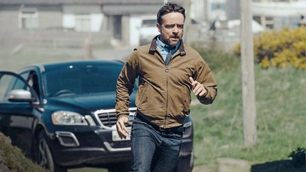 'Y Gwyll': Mae'r Ditectif Prif Arolygydd Mathias yn raddol ddod yn wyneb cyfarwydd i gynulleidfaoedd ar hyd a lled y byd diolch i Netflix