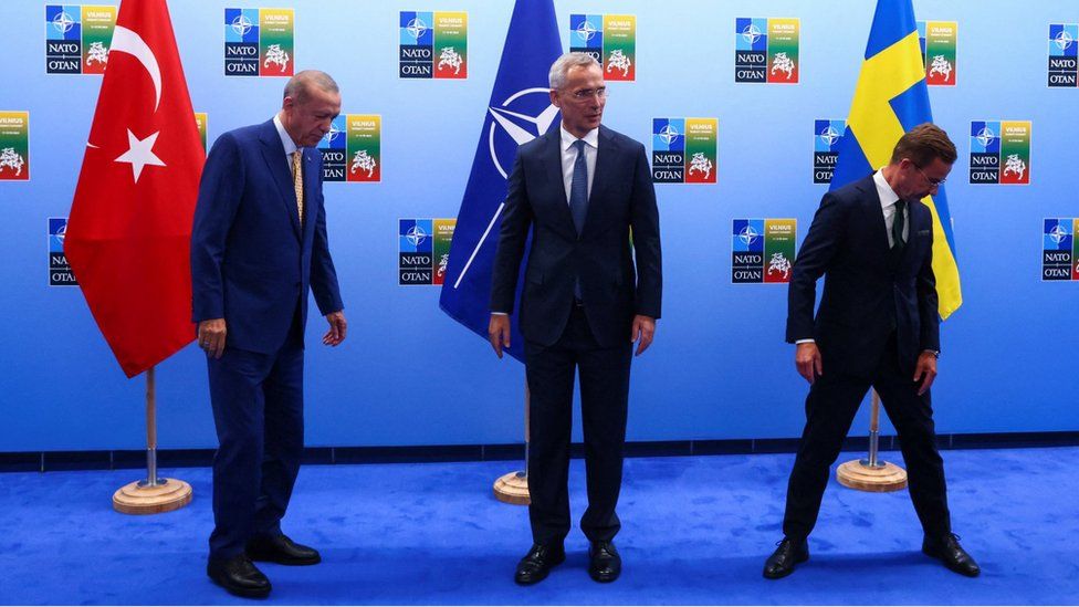 Слева направо: президент Турции Реджеп Тайип Эрдоган, генеральный секретарь НАТО Йенс Столтенберг и премьер-министр Швеции Ульф Кристерссон встречаются в Вильнюсе, Литва, перед саммитом НАТО. Фото: 10 июля 2023 г.