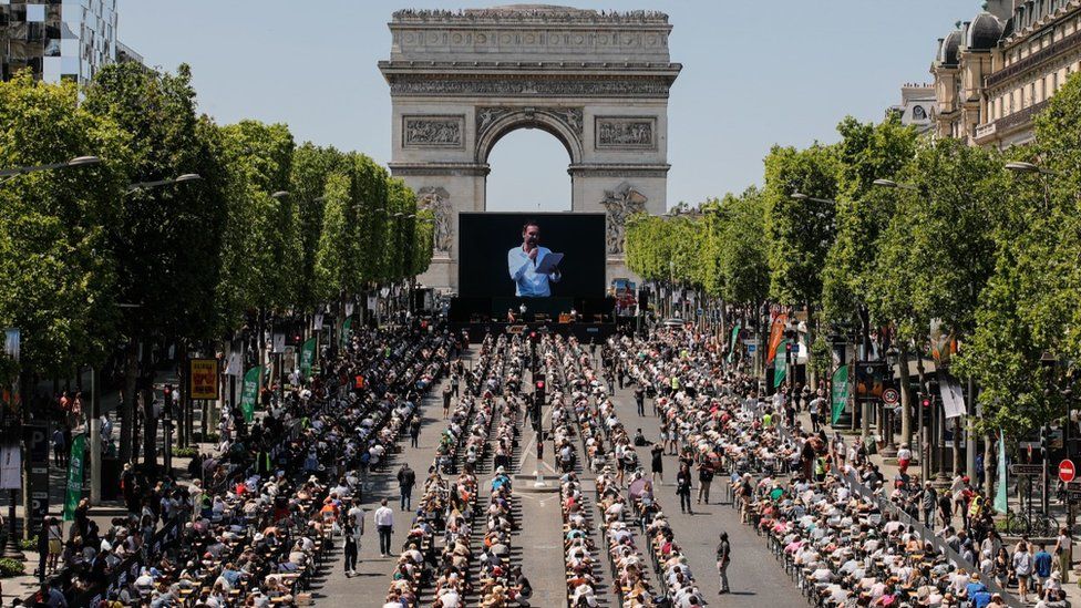 Dictation contest on the Champs Elysées, 4 June