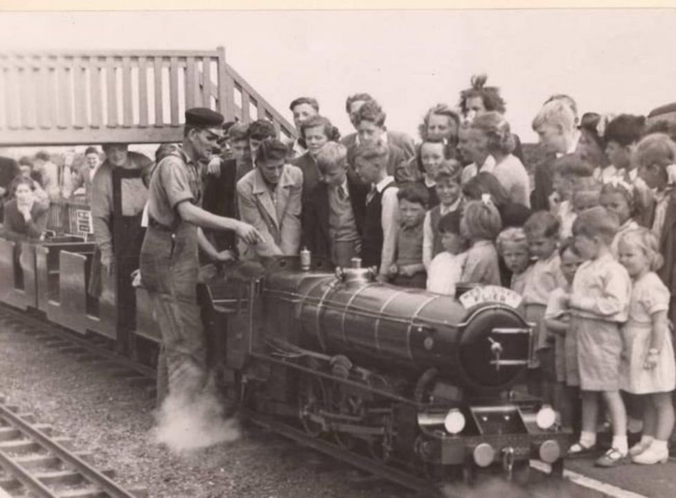 'Bittersweet' farewell for Scotland's oldest miniature railway - BBC News