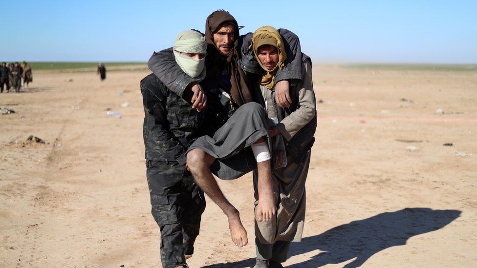 People fleeing from IS-held territory in Baghuz