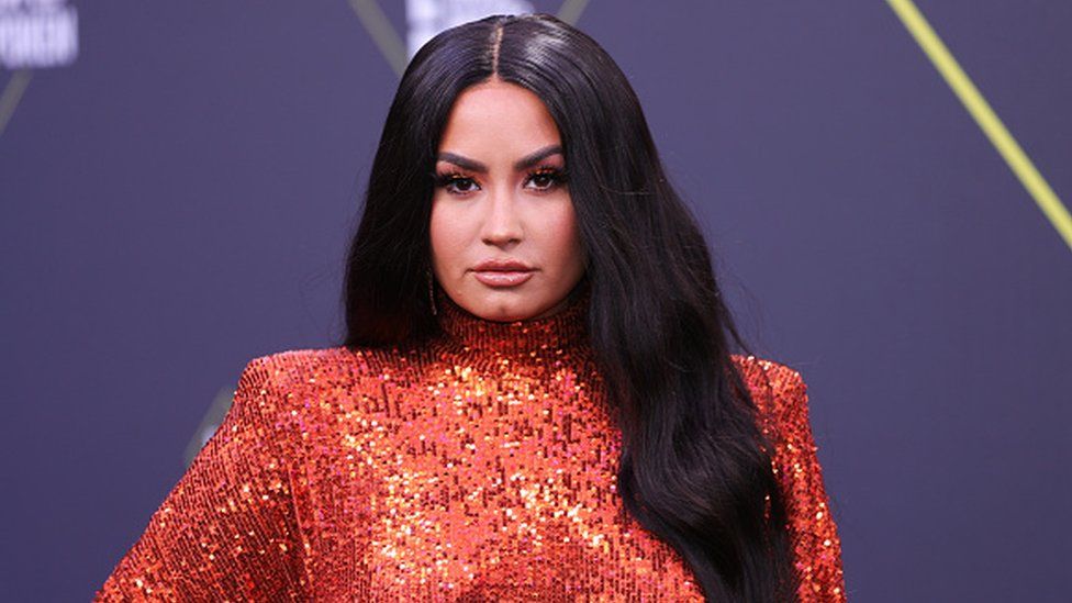 Demi Lovato arrives at the 2020 E! People's Choice Awards