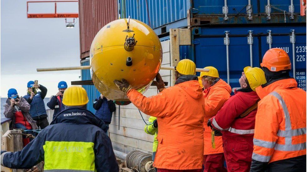 Boaty being recovered by the RV Polarstern