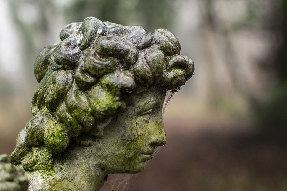 A sculpture of a girl