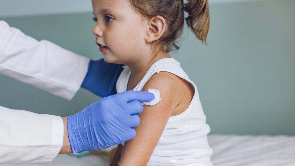 Фотография маленького ребенка, которому делают прививку