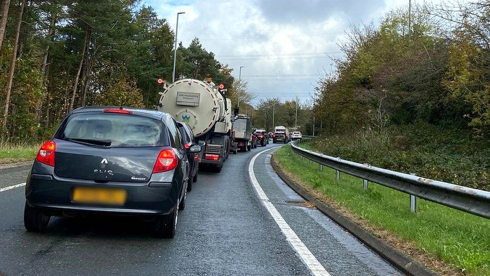 Vehicles queuing to cross from Gwynedd to Anglesey
